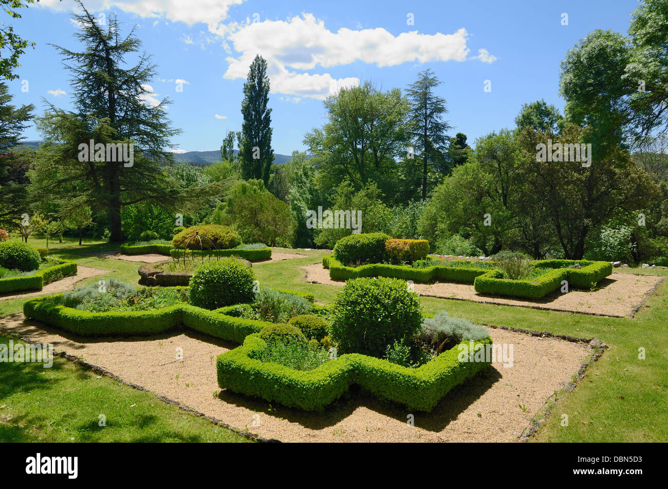 Giardino Francese Formale Con Scatola Topiary Tagliata Bordi E Parterres Geometrici Château Vignelaure Vino Di Campagna Rians Provence Francia Foto Stock