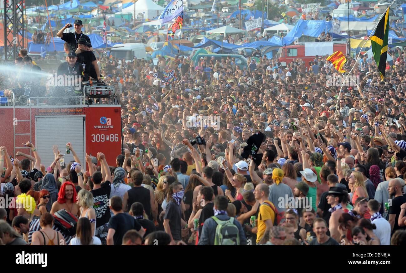 Kostrzyn, Polonia. 01 Ago, 2013. Gli uomini su un motore fire spruzzare acqua nella folla al festival musicale Przystanek Woodstock (Stazione di Woodstock) in Kostrzyn, Polonia, 01 agosto 2013. Il festival si svolge sotto il motto "l amore, l amicizia e la musica" ed è uno dei più grandi gratuito open-air festival rock in Europa. Foto: Britta Pedersen/dpa/Alamy Live News Foto Stock