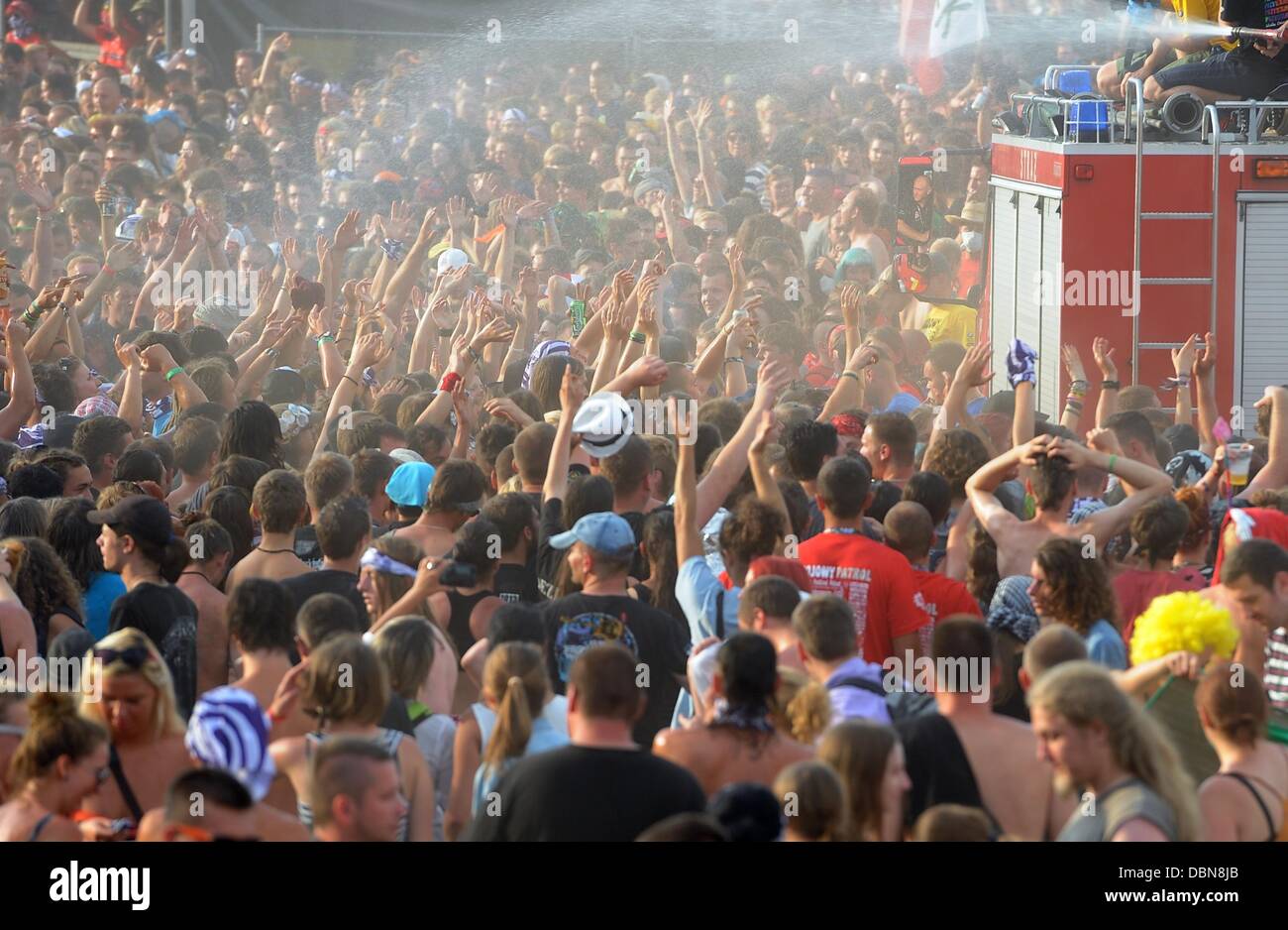 Kostrzyn, Polonia. 01 Ago, 2013. Gli uomini su un motore fire spruzzare acqua nella folla al festival musicale Przystanek Woodstock (Stazione di Woodstock) in Kostrzyn, Polonia, 01 agosto 2013. Il festival si svolge sotto il motto "l amore, l amicizia e la musica" ed è uno dei più grandi gratuito open-air festival rock in Europa. Foto: Britta Pedersen/dpa/Alamy Live News Foto Stock