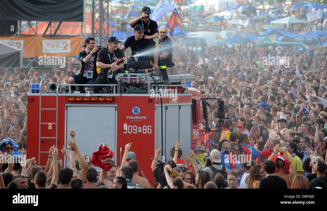 Kostrzyn, Polonia. 01 Ago, 2013. Gli uomini su un motore fire spruzzare acqua nella folla al festival musicale Przystanek Woodstock (Stazione di Woodstock) in Kostrzyn, Polonia, 01 agosto 2013. Il festival si svolge sotto il motto "l amore, l amicizia e la musica" ed è uno dei più grandi gratuito open-air festival rock in Europa. Foto: Britta Pedersen/dpa/Alamy Live News Foto Stock