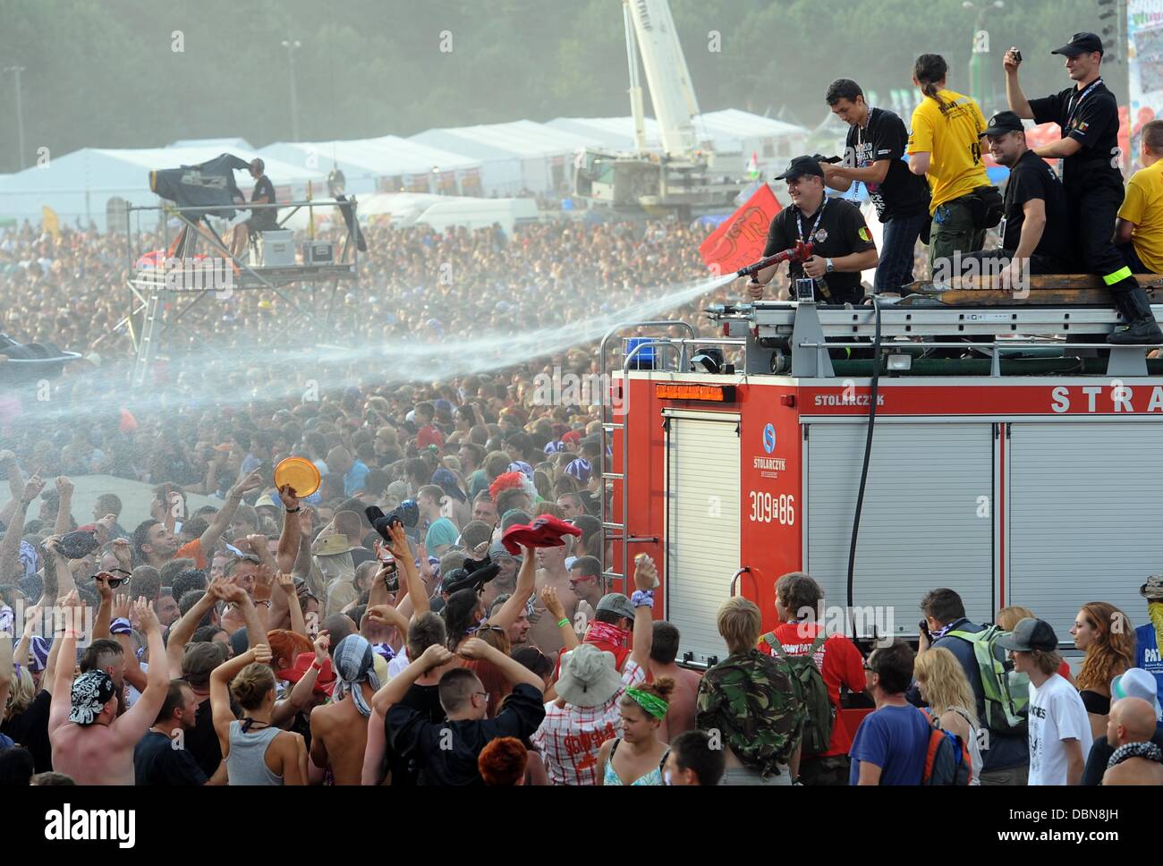 Kostrzyn, Polonia. 01 Ago, 2013. Gli uomini su un motore fire spruzzare acqua nella folla al festival musicale Przystanek Woodstock (Stazione di Woodstock) in Kostrzyn, Polonia, 01 agosto 2013. Il festival si svolge sotto il motto "l amore, l amicizia e la musica" ed è uno dei più grandi gratuito open-air festival rock in Europa. Foto: Britta Pedersen/dpa/Alamy Live News Foto Stock