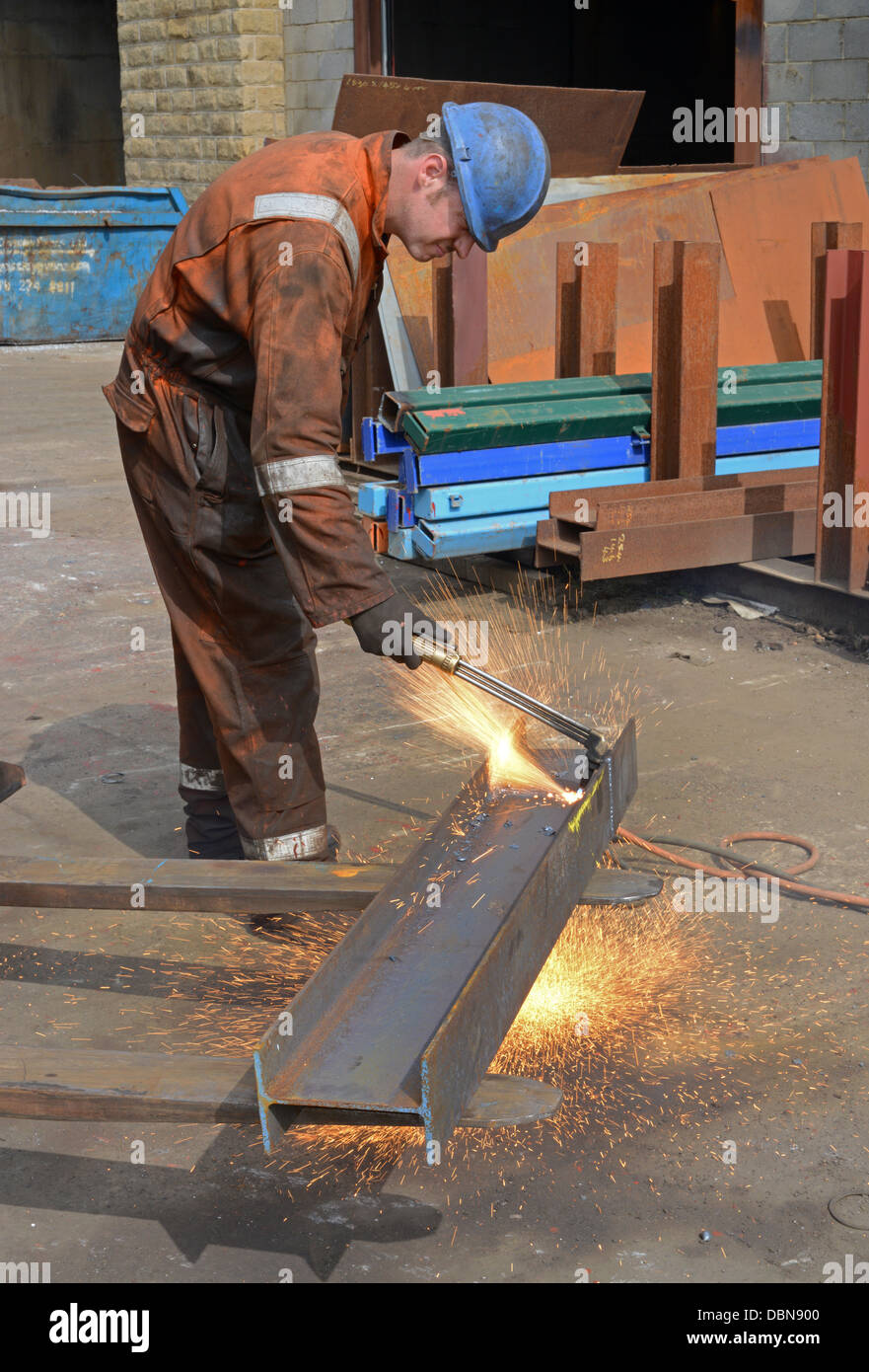 Ingegnere con cannello di saldatura ossiacetilenico per la lunghezza di taglio in acciaio a misura Foto Stock
