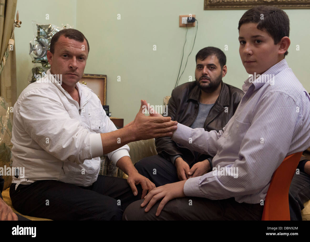 Un padre e un figlio di 14 anni celebra il figlio il matrimonio di 13 anni sposa di Aleppo, Siria. Foto Stock