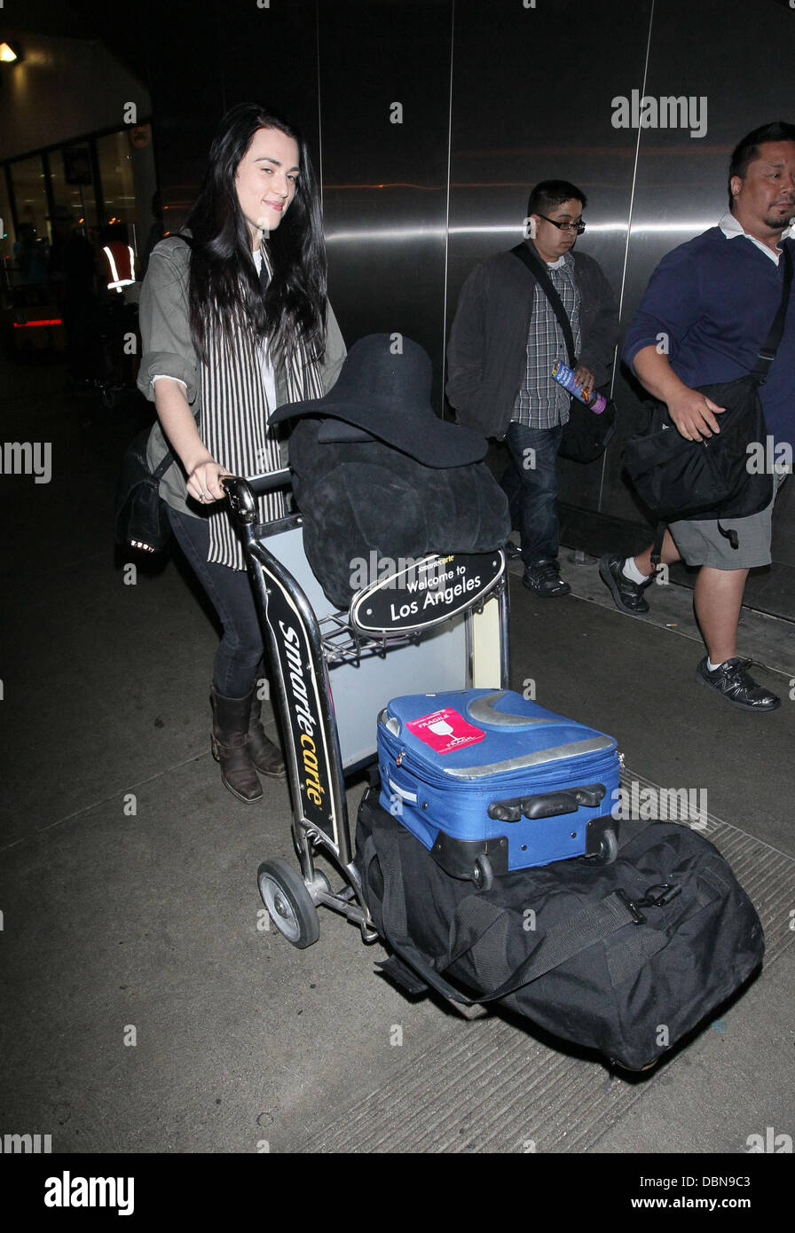 Katie McGrath le stelle internazionali di smash hit BBC television show 'Merlino' arrivano a LAX su un volo da Londra Heathrow che era stato ritardato di oltre 4 ore dal suo orario di arrivo previsto. Los Angeles, California - 24.07.11 Foto Stock