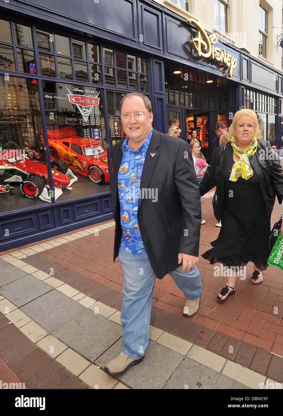 Animatore, il direttore e il Responsabile Capo Creativo di Pixar e Walt Disney Animation Studios John Lasseter arriva al Disney Store di Grafton Street indossare un Pixar Cars 2 shirt Dublin, Irlanda - 25.07.11 John Lasseter ,CEO di Pixar e scrittore,regista e attore di tali filmati come le automobili e auto 2, & TUTTI I TOY STORY FILM DI ARRIVARE AL DISNEY STORE DI GRAFTON STREET WEA Foto Stock
