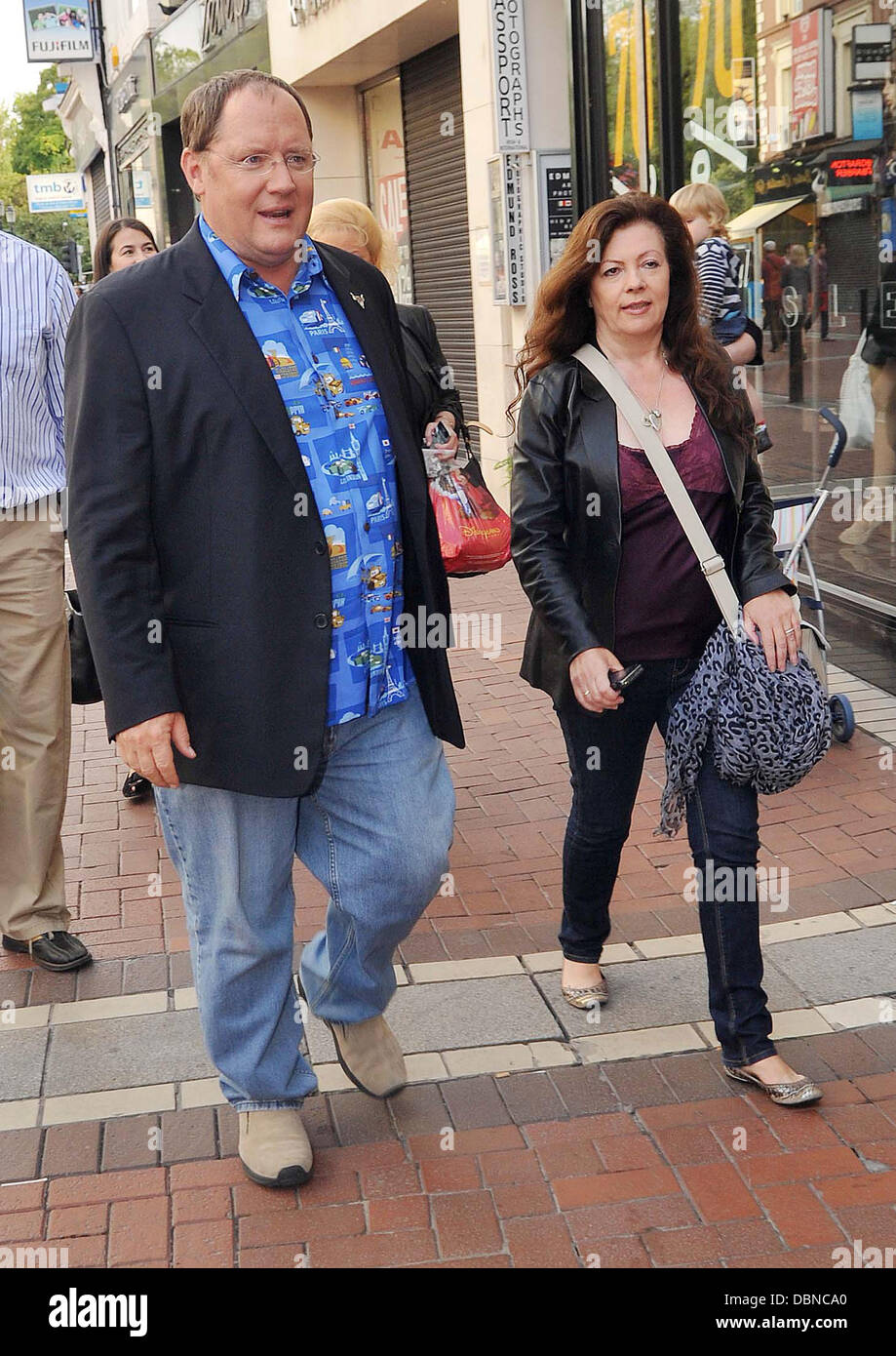 Animatore, il direttore e il Responsabile Capo Creativo di Pixar e Walt Disney Animation Studios John Lasseter arriva al Disney Store di Grafton Street indossare un Pixar Cars 2 shirt Dublin, Irlanda - 25.07.11 John Lasseter ,CEO di Pixar e scrittore,regista e attore di tali filmati come le automobili e auto 2, & TUTTI I TOY STORY FILM DI ARRIVARE AL DISNEY STORE DI GRAFTON STREET WEA Foto Stock