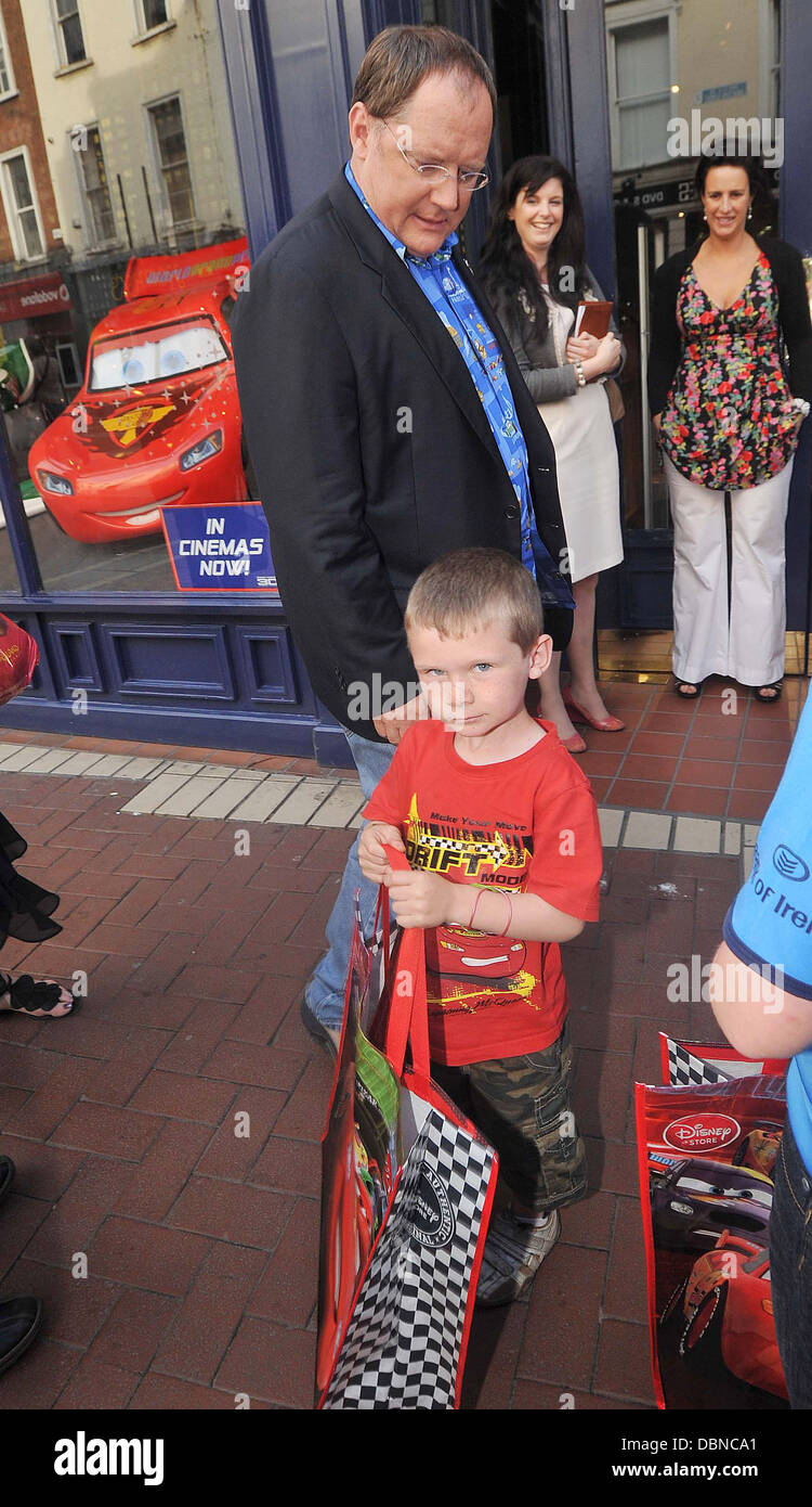 Animatore, il direttore e il Responsabile Capo Creativo di Pixar e Walt Disney Animation Studios John Lasseter arriva al Disney Store di Grafton Street indossare un Pixar Cars 2 shirt Dublin, Irlanda - 25.07.11 John Lasseter ,CEO di Pixar e scrittore,regista e attore di tali filmati come le automobili e auto 2, & TUTTI I TOY STORY FILM DI ARRIVARE AL DISNEY STORE DI GRAFTON STREET WEA Foto Stock
