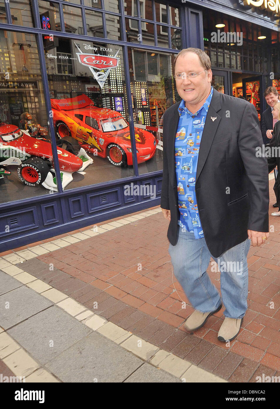Animatore, il direttore e il Responsabile Capo Creativo di Pixar e Walt Disney Animation Studios John Lasseter arriva al Disney Store di Grafton Street indossare un Pixar Cars 2 shirt Dublin, Irlanda - 25.07.11 John Lasseter ,CEO di Pixar e scrittore,regista e attore di tali filmati come le automobili e auto 2, & TUTTI I TOY STORY FILM DI ARRIVARE AL DISNEY STORE DI GRAFTON STREET WEA Foto Stock