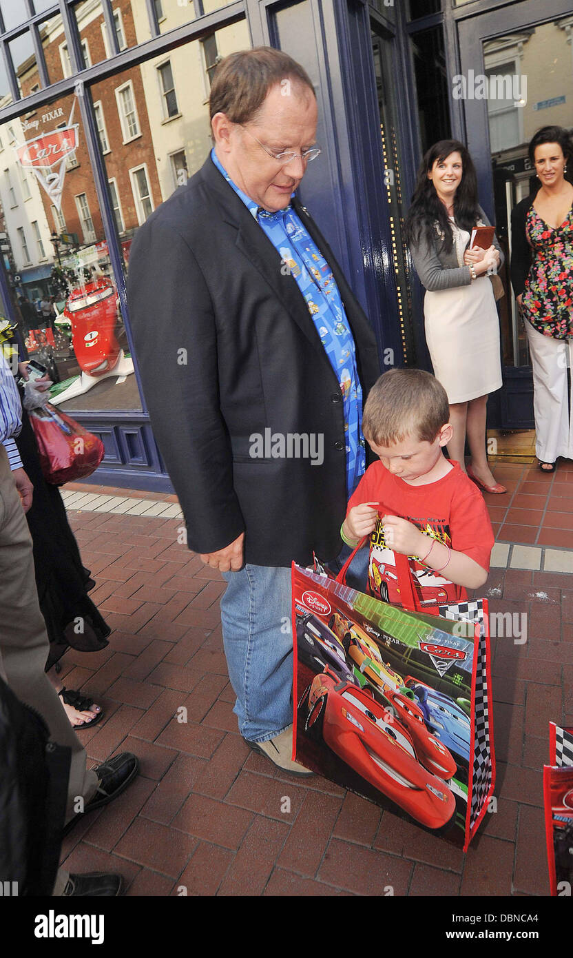 Animatore, il direttore e il Responsabile Capo Creativo di Pixar e Walt Disney Animation Studios John Lasseter arriva al Disney Store di Grafton Street indossare un Pixar Cars 2 shirt Dublin, Irlanda - 25.07.11 John Lasseter ,CEO di Pixar e scrittore,regista e attore di tali filmati come le automobili e auto 2, & TUTTI I TOY STORY FILM DI ARRIVARE AL DISNEY STORE DI GRAFTON STREET WEA Foto Stock