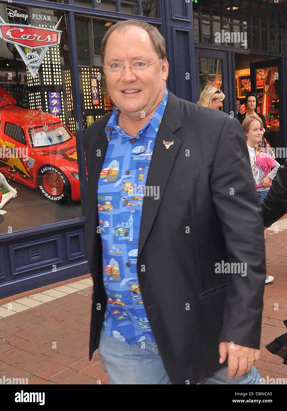 Animatore, il direttore e il Responsabile Capo Creativo di Pixar e Walt Disney Animation Studios John Lasseter arriva al Disney Store di Grafton Street indossare un Pixar Cars 2 shirt Dublin, Irlanda - 25.07.11 John Lasseter ,CEO di Pixar e scrittore,regista e attore di tali filmati come le automobili e auto 2, & TUTTI I TOY STORY FILM DI ARRIVARE AL DISNEY STORE DI GRAFTON STREET WEA Foto Stock