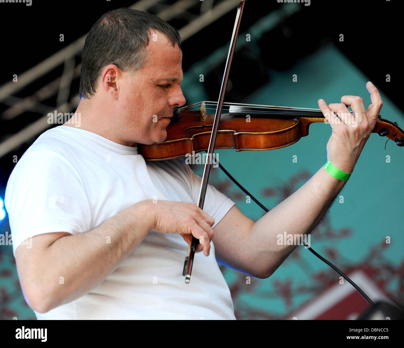 Andy Dinan di Adrian Edmondson & The Bad Shepherds esegue sul palco di Folk dal Festival di quercia. Hatfield, Inghilterra - 24.07.11 Foto Stock