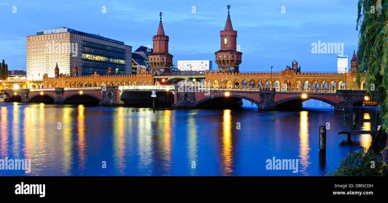 Panorama con ponte oberbaum a Berlino, Germania, di notte Foto Stock