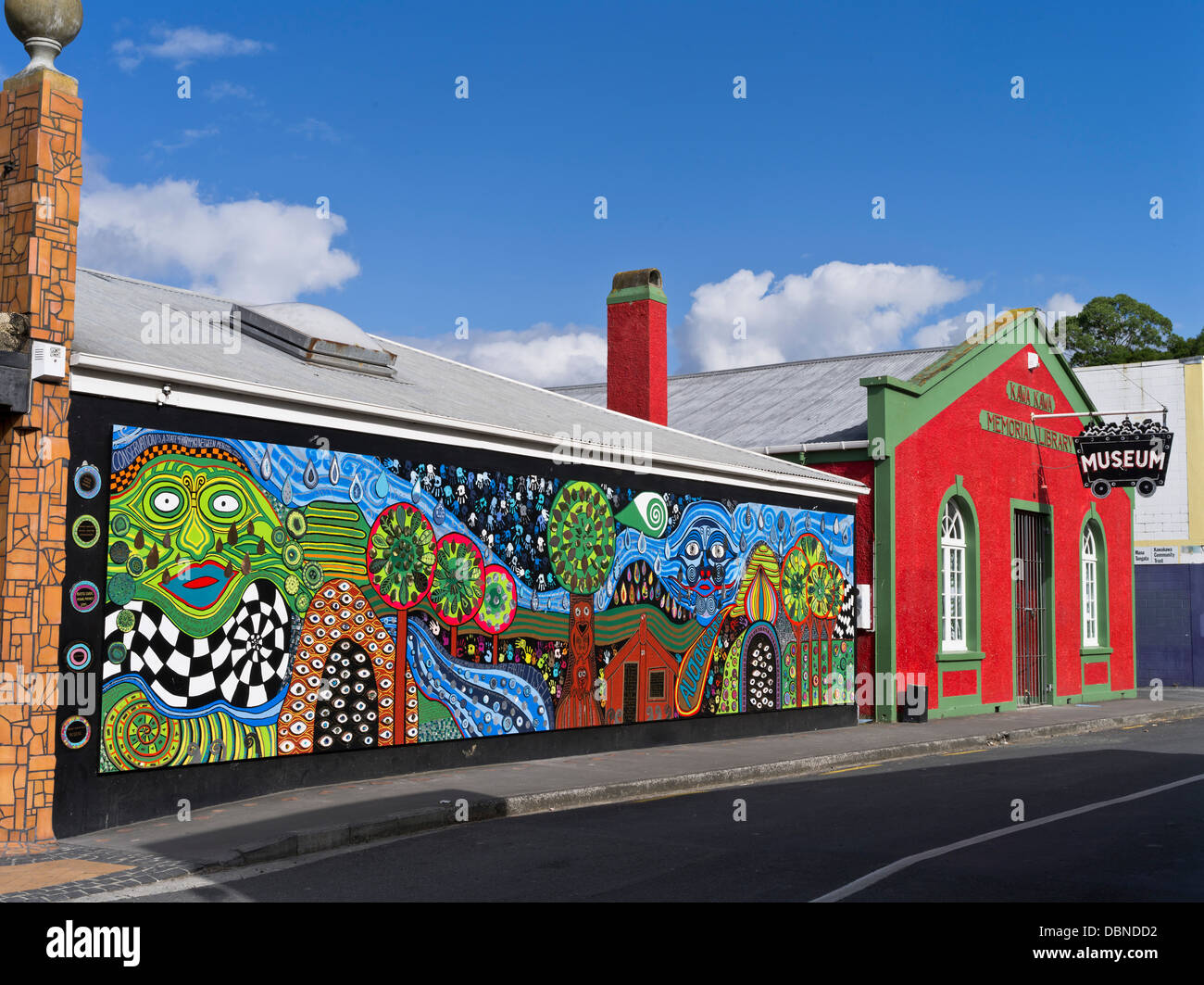 Dh KAWAKAWA NUOVA ZELANDA Arty città colorate museo carbone building e carta murale Foto Stock