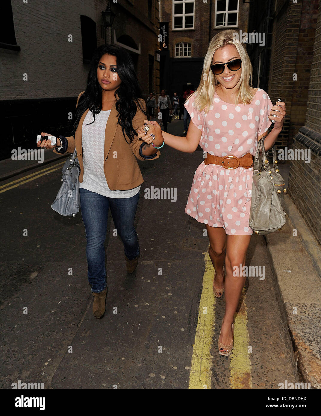 Mollie King e Vanessa bianco dal gruppo ragazza il sabato lasciando Pineapple Studios per la danza in Covent Garden. Essi erano stati lì con il resto dei loro compagni di band in Audizione ballerini per i gruppi dei prossimi tour. Londra, Inghilterra - 26.07.11 Foto Stock