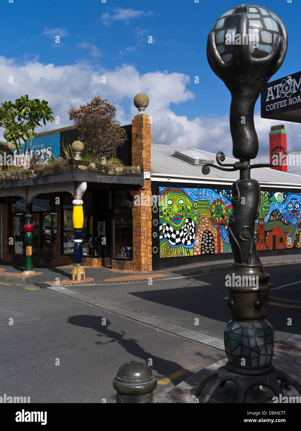 Dh KAWAKAWA NUOVA ZELANDA Arty città negozio variopinto edificio lampost decor e la parete di arte murale northland Foto Stock