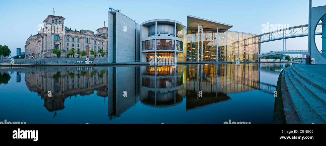 Panorama di Berlino con il palazzo del Reichstag e gli edifici del Parlamento europeo che riflette nel fiume Sprea all'alba Foto Stock