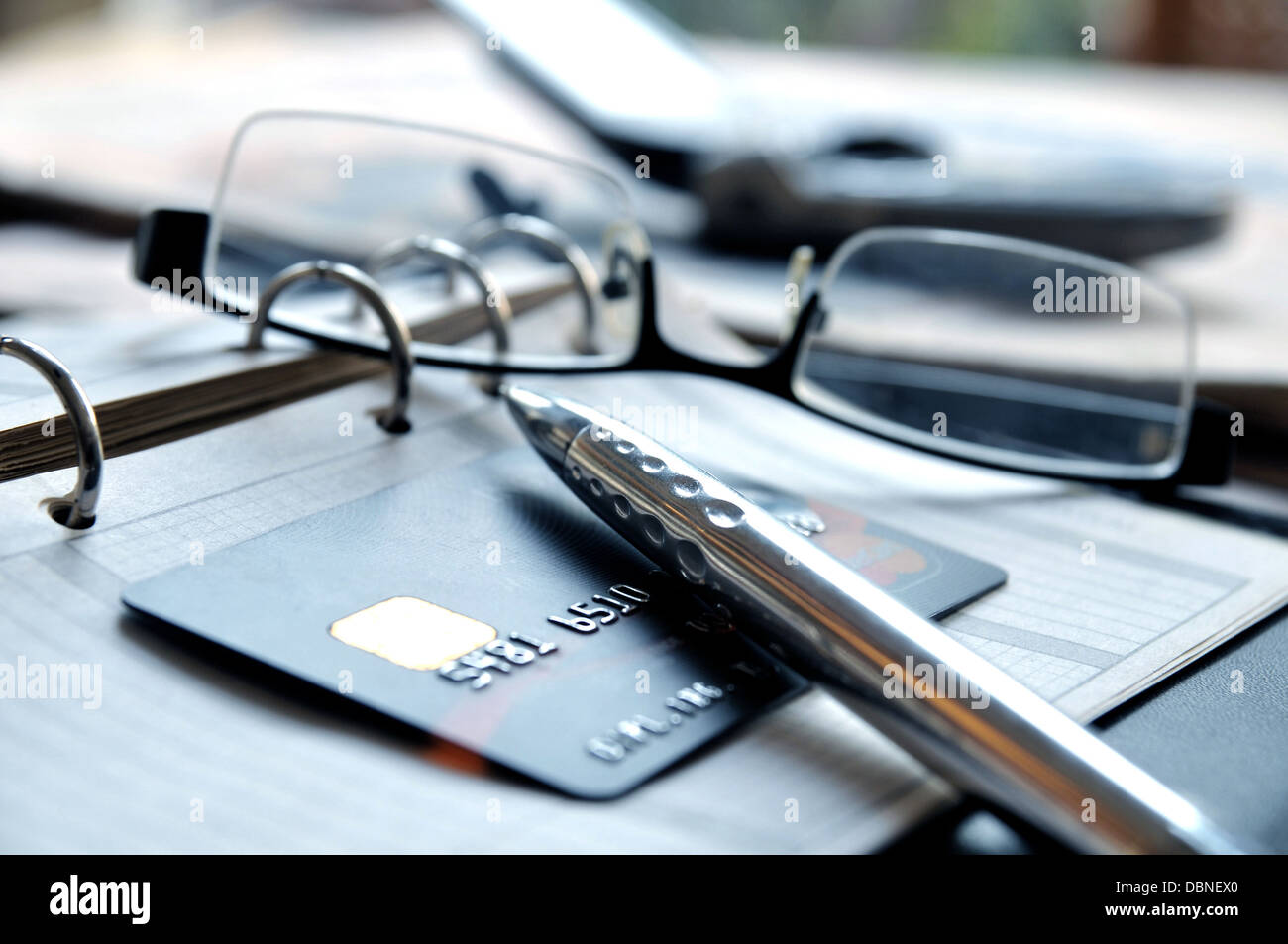 La carta di credito e penna a sfera su un agenda elettronica Foto Stock