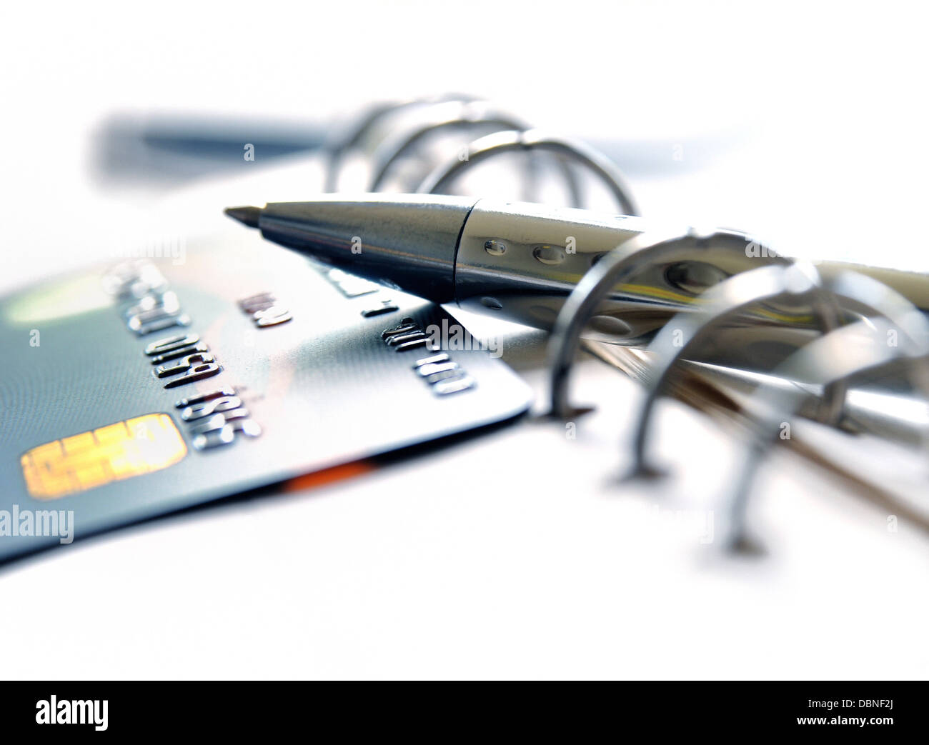 La carta di credito e penna a sfera su un agenda elettronica Foto Stock