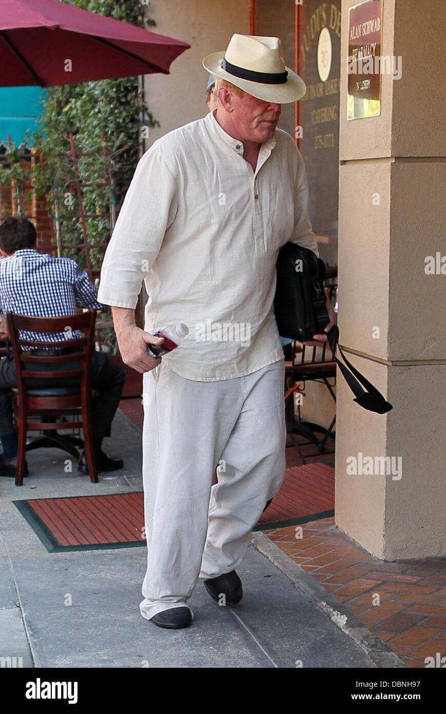 Nick Nolte, vestito in tutti i costumi bianchi, visite mediche di un edificio in Beverly Hills Los Angeles, California - 29.07.11 Foto Stock