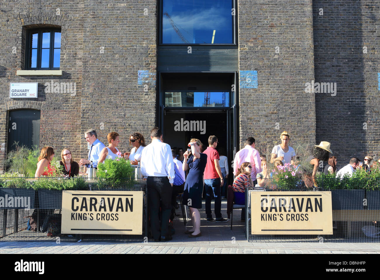 Caravan Kings Cross, un elegante bar/ristorante sulla piazza Granaio, NC1, su una calda sera d'estate, a Londra, Regno Unito Foto Stock