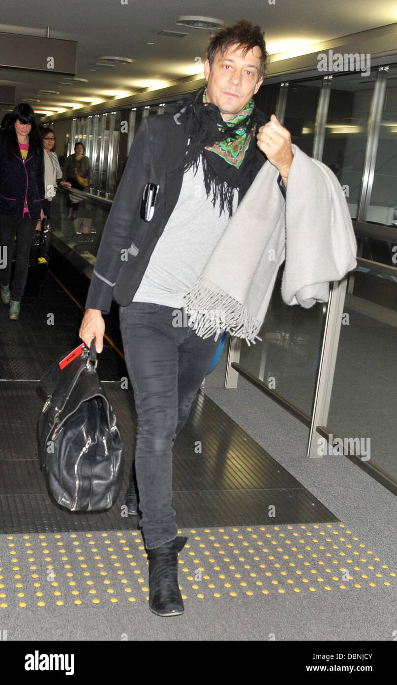 Jamie Hince le uccisioni arrivano all'Aeroporto Internazionale di Narita per headline il giorno tre del Fuji Rock Festival Narita, Giappone - 31.07.11 Foto Stock