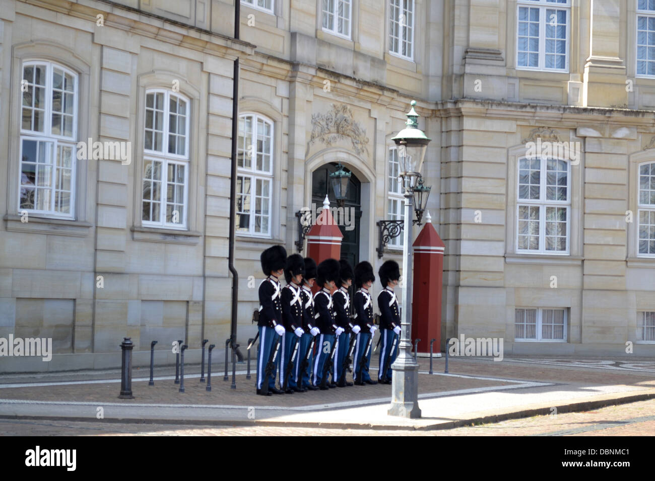 Cambio della guardia, soldati al di fuori del Palazzo Christiansborg, Copenhagen, Danimarca. Foto Stock