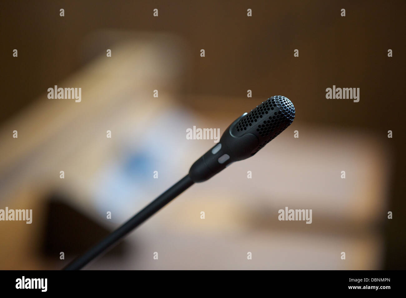 Un altoparlante di microfono in una camera di consiglio Foto Stock