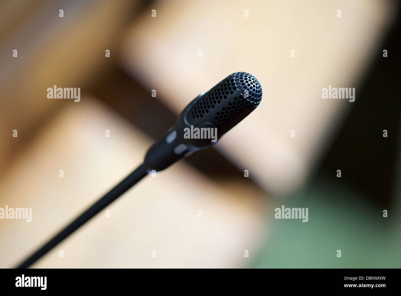 Un altoparlante di microfono in una camera di consiglio Foto Stock