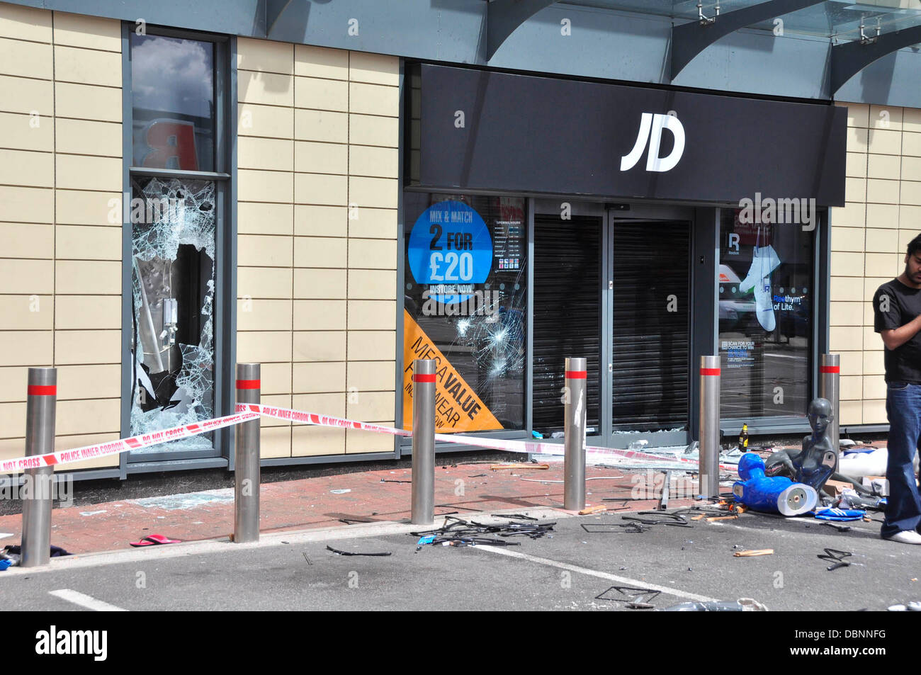 I postumi del Tottenham scontri nel nord di Londra. 26 poliziotti sono stati feriti come rivoltosi bombardati con missili e bottiglie, depredato edifici comprese le banche, i negozi e gli uffici del consiglio e incendiate tre vetture di pattuglia vicino a Tottenham stazione di polizia nel nord di Londra. 120 manifestanti hanno marciato risposte esigenti dopo Mark Duggan fu ucciso da arma da fuoco in uno scambio con la polizia off Foto Stock