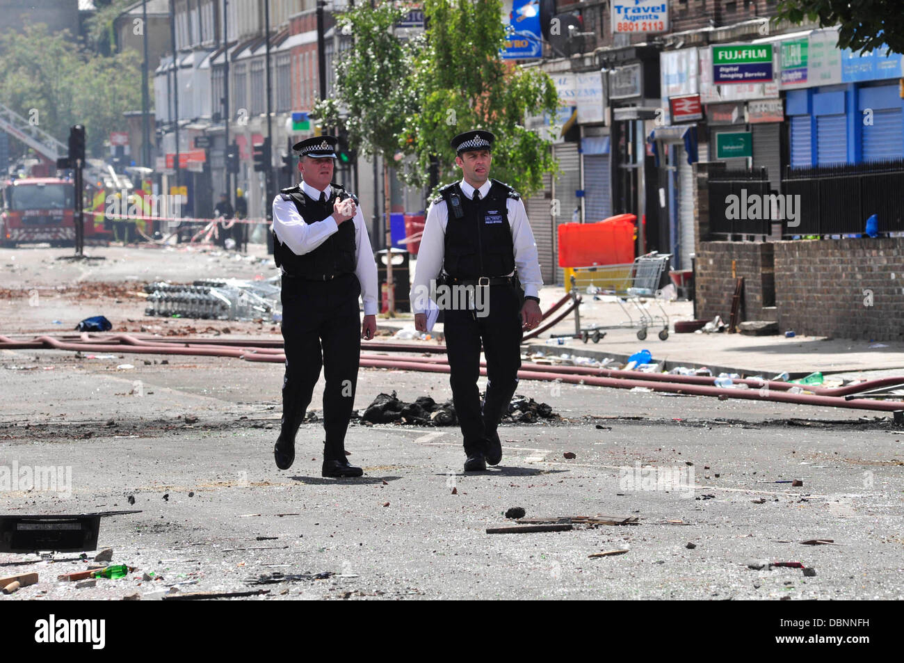 I postumi del Tottenham scontri nel nord di Londra. 26 poliziotti sono stati feriti come rivoltosi bombardati con missili e bottiglie, depredato edifici comprese le banche, i negozi e gli uffici del consiglio e incendiate tre vetture di pattuglia vicino a Tottenham stazione di polizia nel nord di Londra. 120 manifestanti hanno marciato risposte esigenti dopo Mark Duggan fu ucciso da arma da fuoco in uno scambio con la polizia off Foto Stock