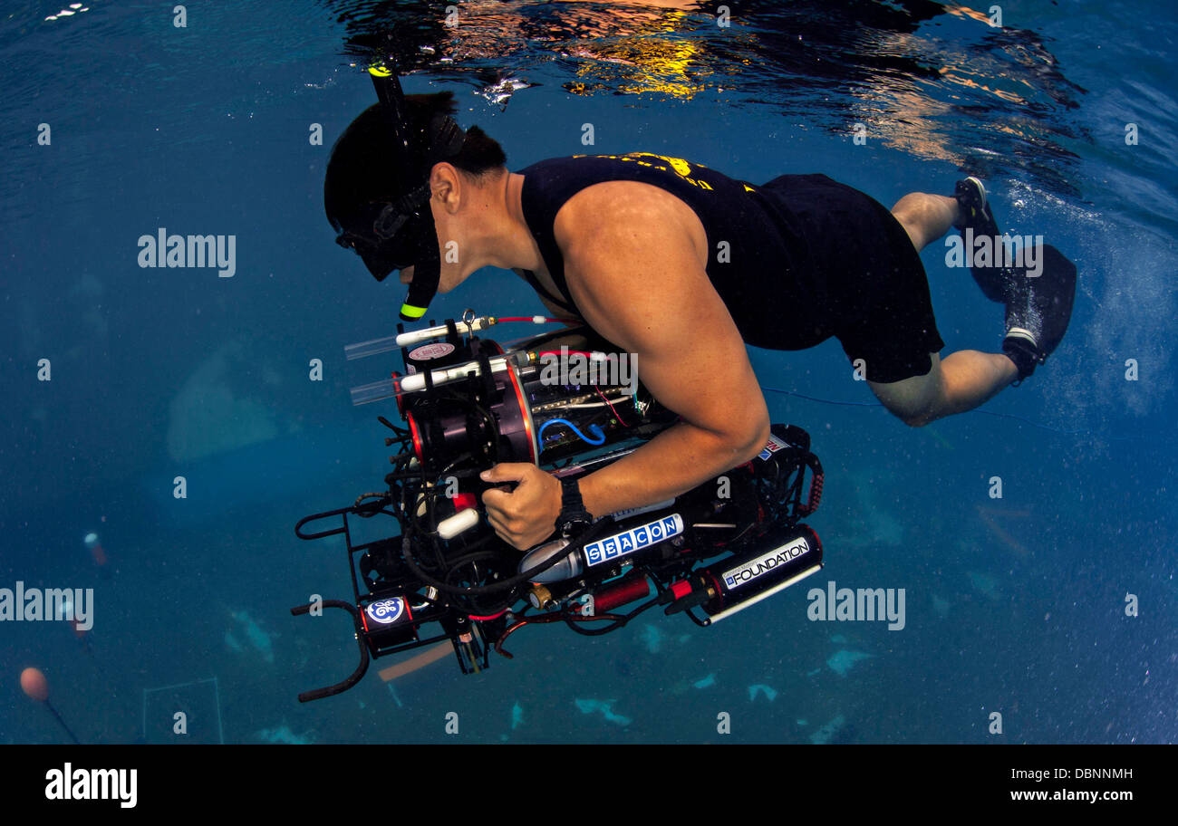 Un US Navy Diver recupera un veicolo autonomo sottomarino costruito dagli studenti dell'Università di Cornell dopo la navigazione attraverso un percorso ad ostacoli al trasduttore la valutazione del Centro Piscina anecoica presso lo spazio e la guerra navale Systems Center Pacific Luglio 23, 2013 a San Diego, CA. L'obiettivo dell'RoboSub annuale concorso è di promuovere lo sviluppo di veicoli autonomi sottomarini. Foto Stock