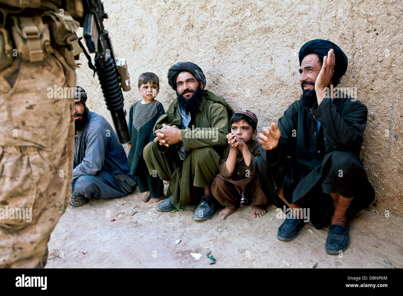 Un marine statunitense interviste uomini afghani durante il funzionamento Grizzly Luglio 18, 2013 nella provincia di Helmand, Afghanistan. Foto Stock