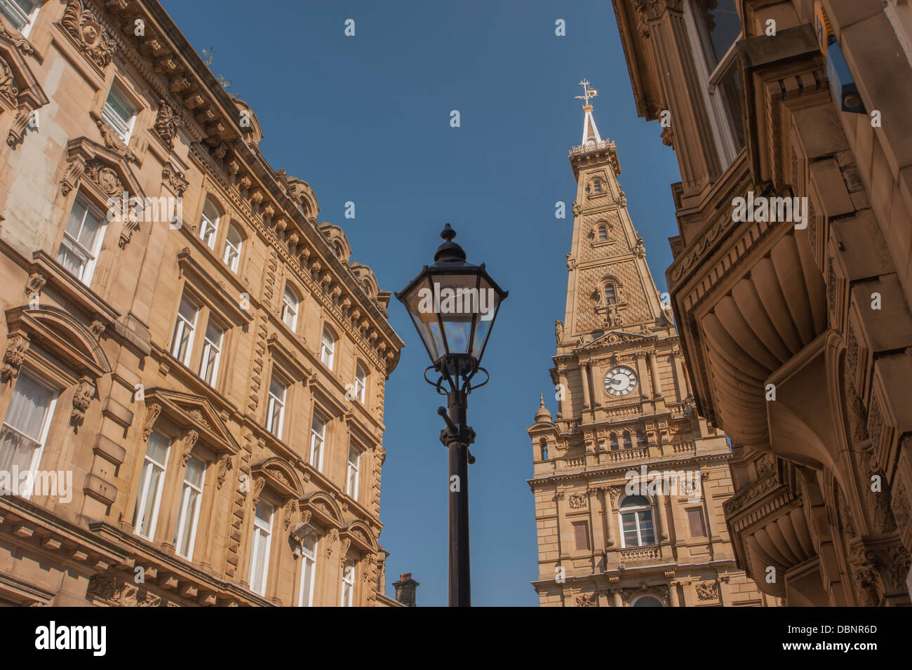 L'imponente facciata a sud di Halifax è costruito in pietra arenaria town hall Foto Stock