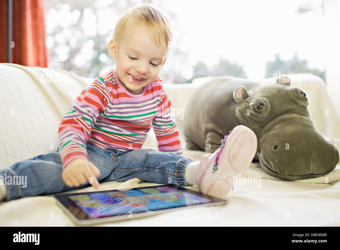 Il Toddler boy utilizzando digitale compressa, osijek, Croazia, Europa Foto Stock