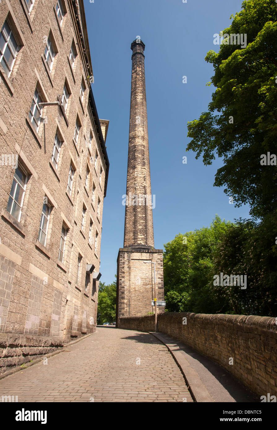 Un imponente mulino vittoriano di camino e strada di ciottoli di Halifax, West Yorkshire Foto Stock