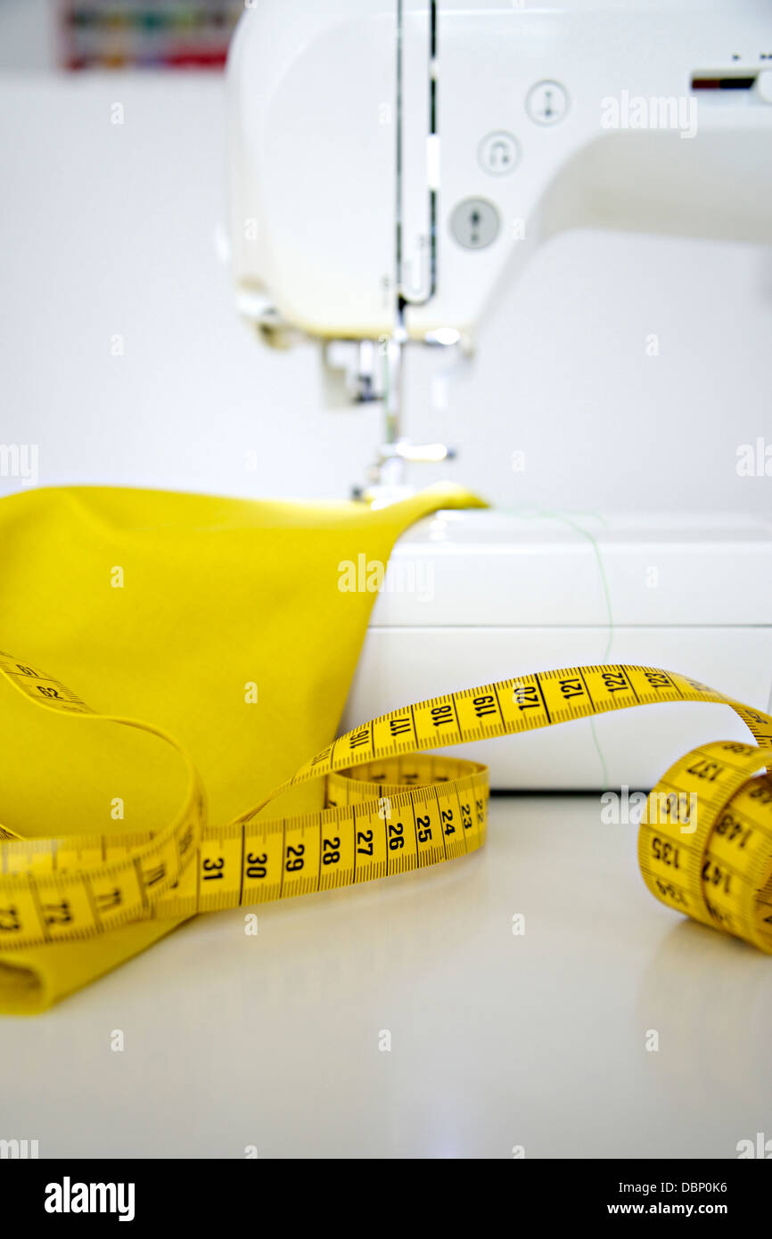 Macchina per cucire e nastro di misurazione, Monaco di Baviera, Germania Foto Stock