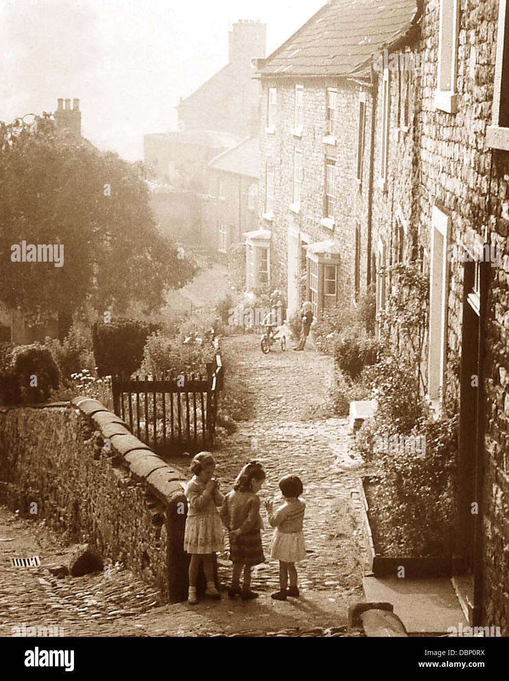 Richmond Yorkshire i bambini giocando 1940s Foto Stock