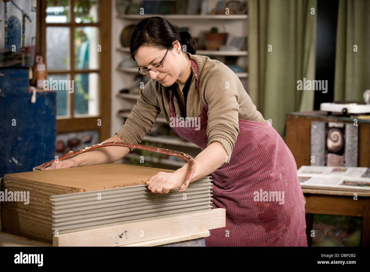 Taglio Craftswoman argilla in officina, Baviera, Germania, Europa Foto Stock