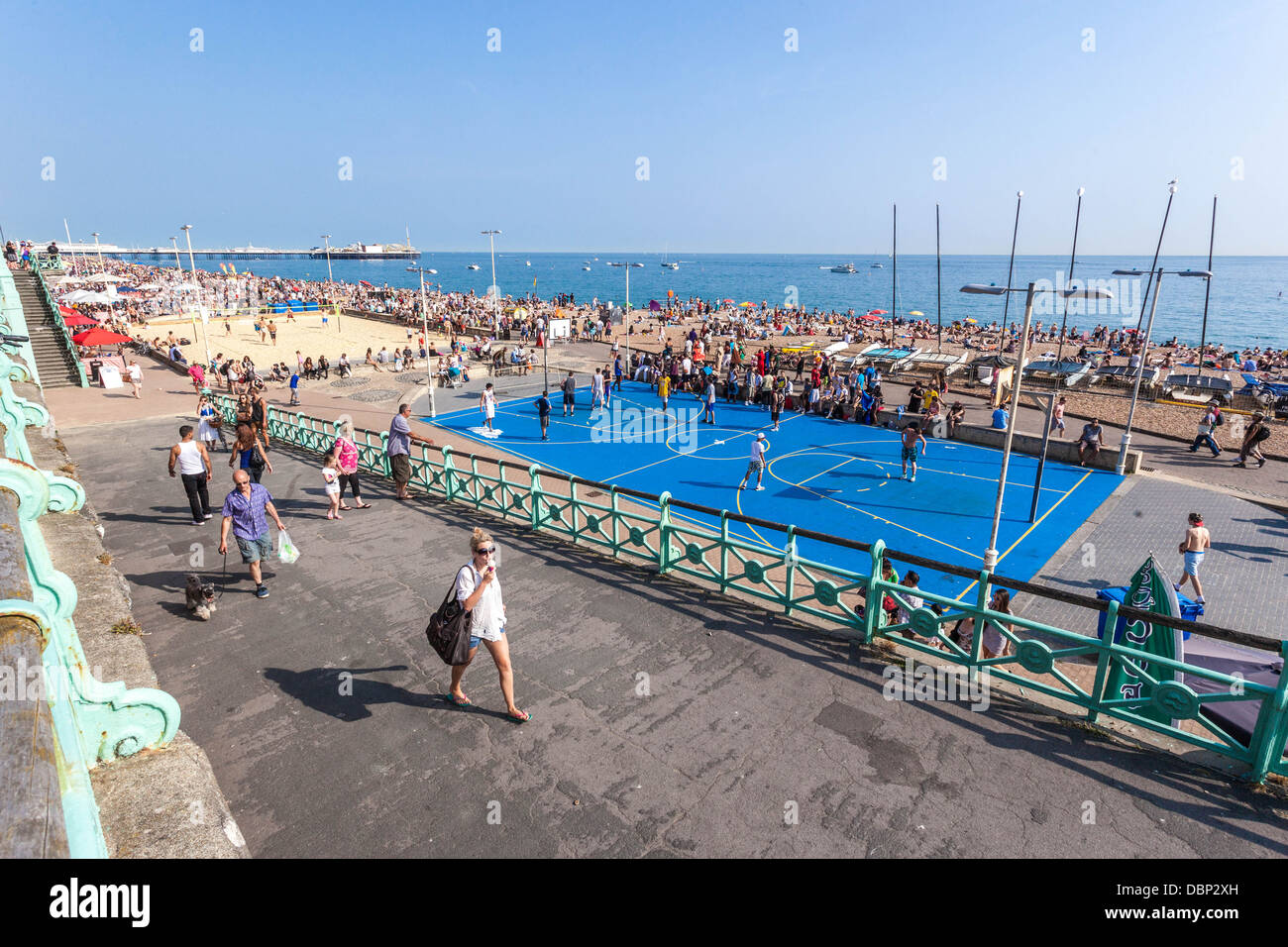 Persone che arrampicano su una rampa di accesso accanto a un'area sportiva sul lungomare di Brighton, Brighton, Inghilterra, Regno Unito. Foto Stock