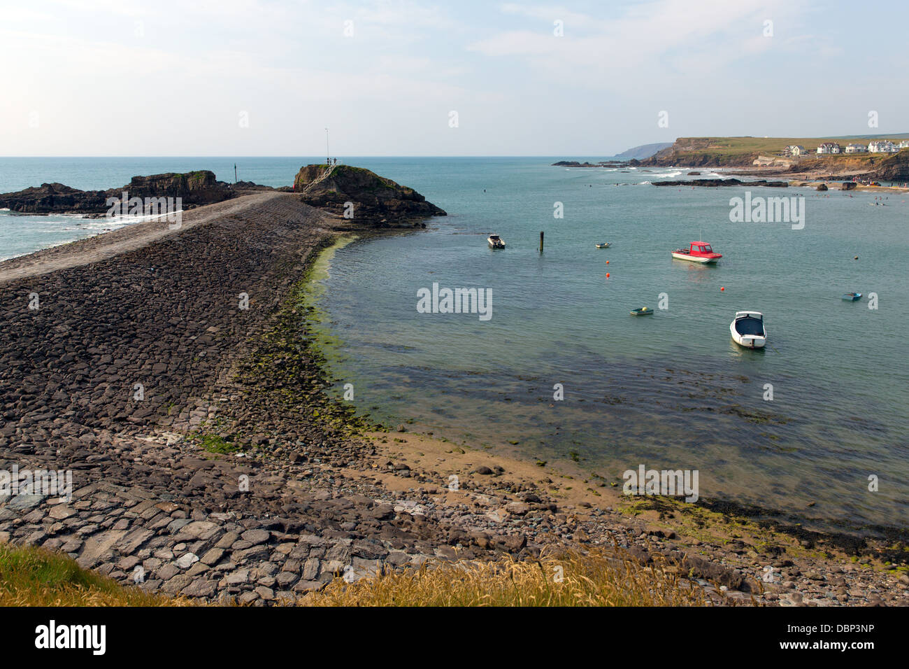 Bude porto barche di parete e la costa nord della Cornovaglia tra Tintagel e Clovelly England Regno Unito con il blu del mare e del cielo Foto Stock