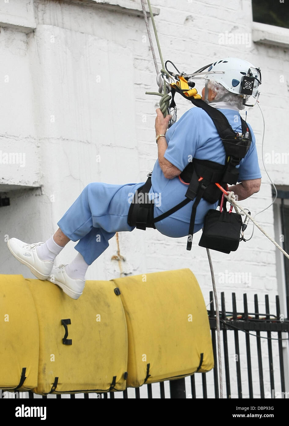 Doris lungo il 97 enne abseils all'esterno dell'ITV studios vivono su questa mattina a Londra, Inghilterra - 05.08.11 Foto Stock