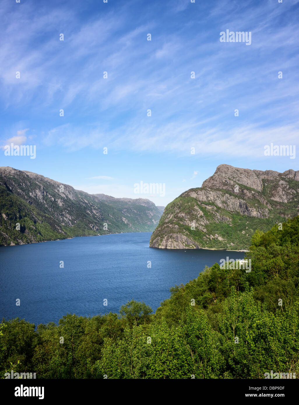 All'ingresso del fiordo Frafjord, di un braccio laterale di Høgsfjorden, Rogaland, Norvegia. Foto Stock