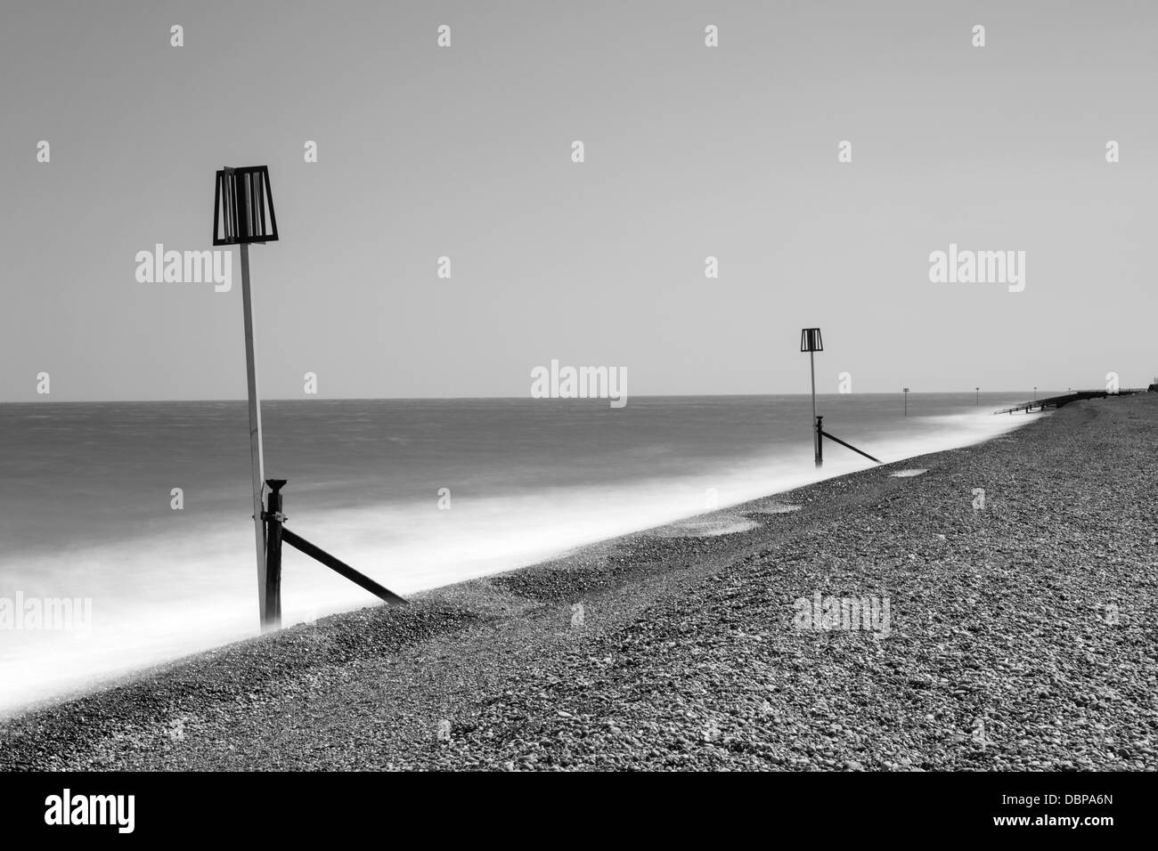 Slaughden difese costiere e la spiaggia lunga esposizione. Foto Stock