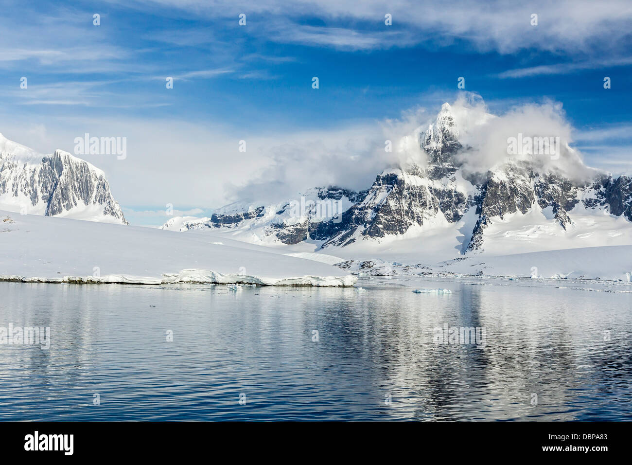 Montagne innevate circondano Mickelson Harbour, l'Antartide, oceano meridionale, regioni polari Foto Stock