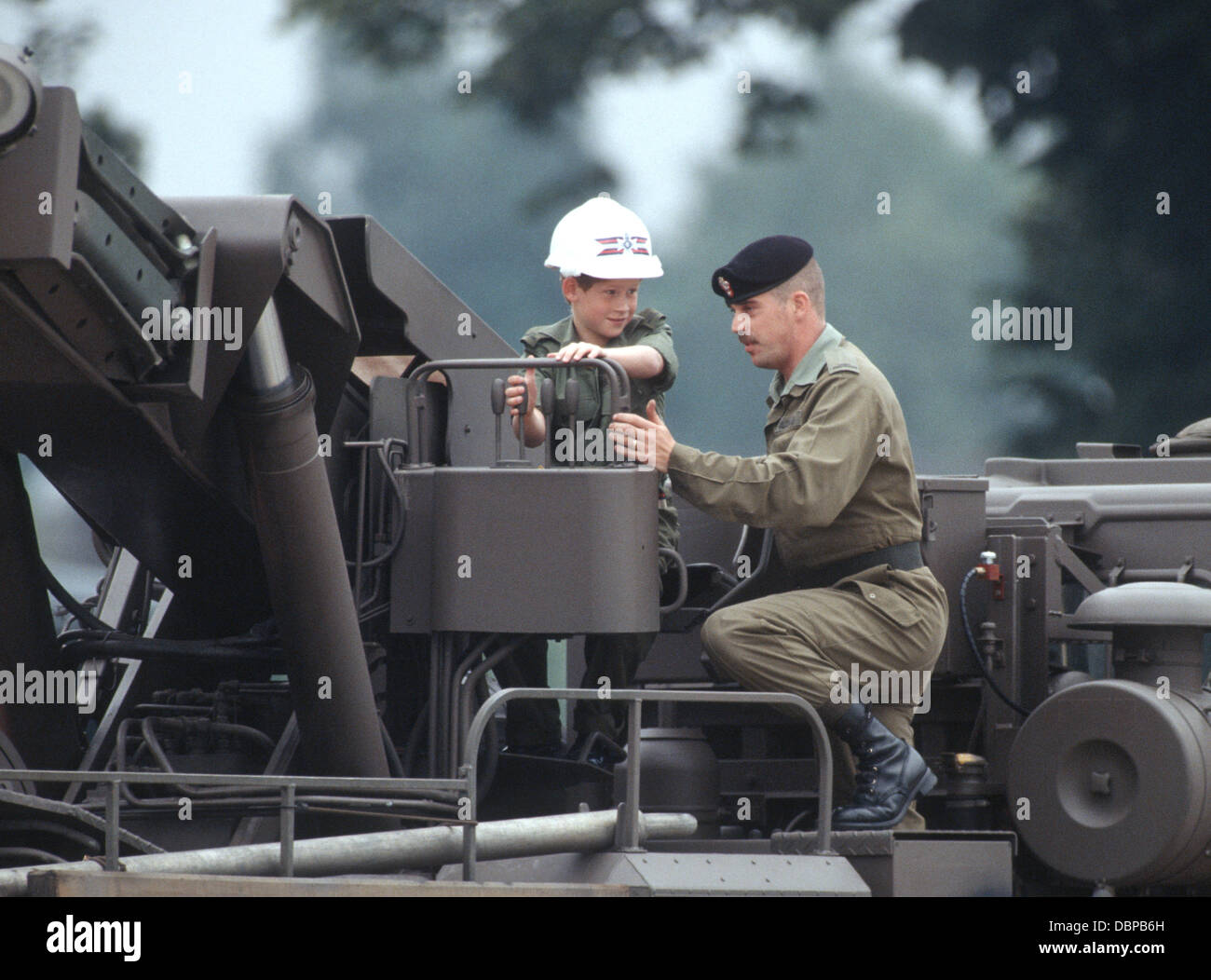 S.a.r. il principe Harry opera una gru durante la sua visita all'esercito britannico a Bergen-Hohne, Germania Luglio 1993 Foto Stock