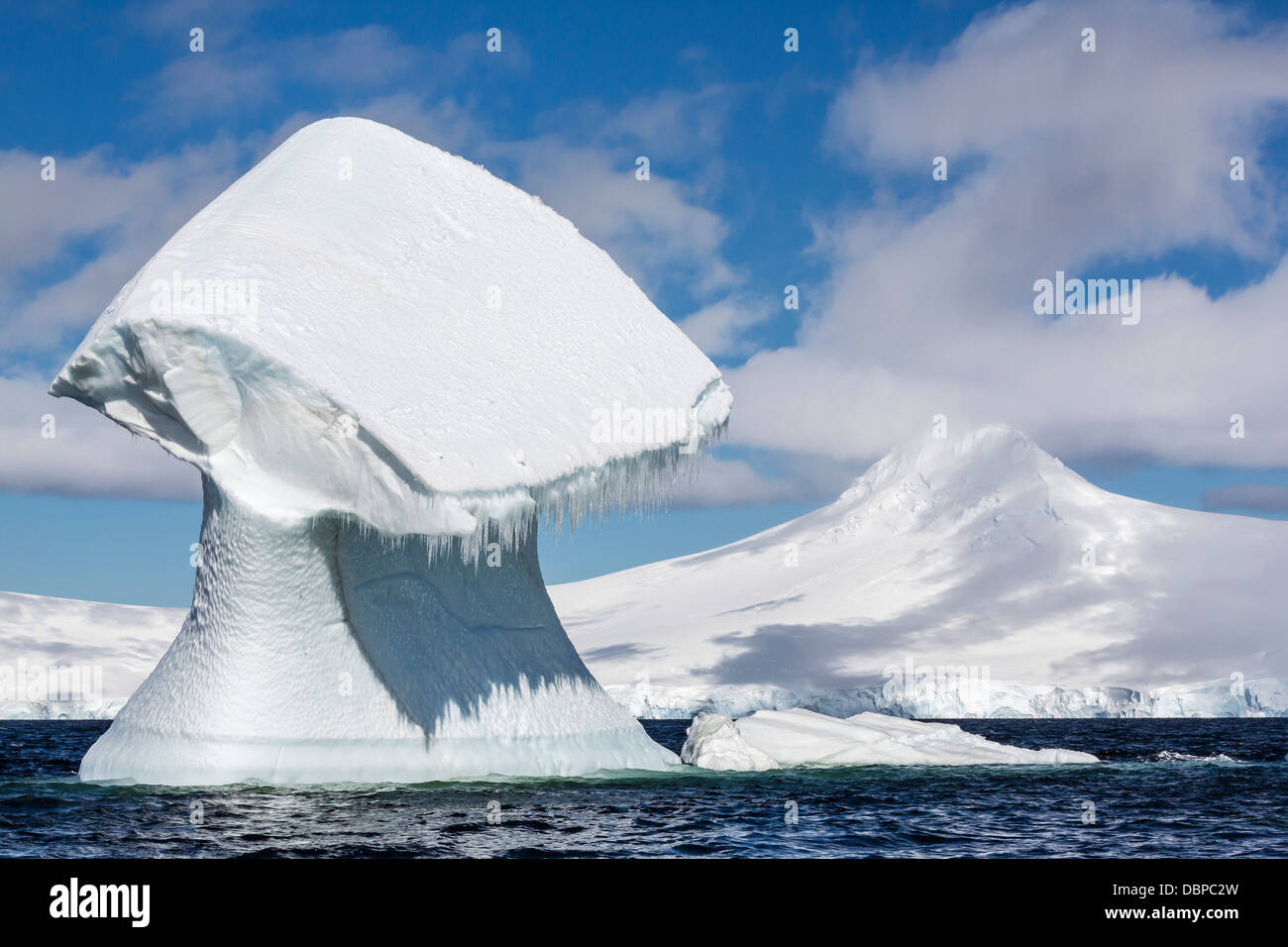 Enorme a forma di fungo in iceberg Dorian Bay, sul lato occidentale della penisola antartica, oceano meridionale, regioni polari Foto Stock