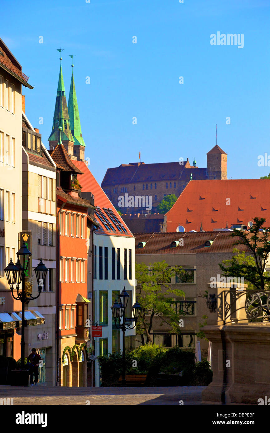 Area dello Shopping con St. Sebald e castello in background, Norimberga, Baviera, Germania, Europa Foto Stock