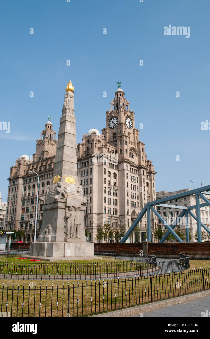 Gli ingegneri di Marine Memorial e il Royal Liver Building, Pier Head, Liverpool, Regno Unito Foto Stock