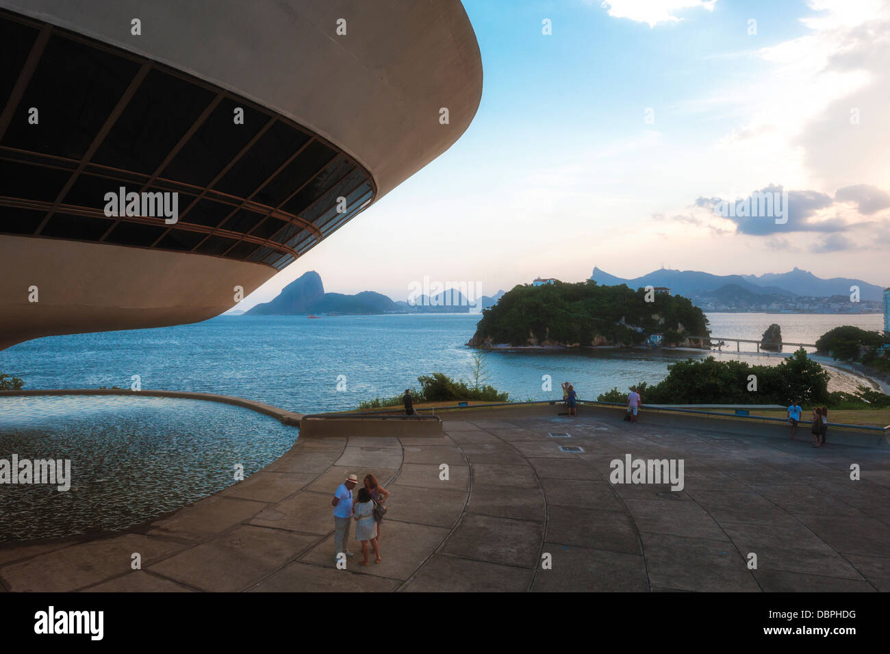 Niemeyer Museo delle Arti Contemporanee al tramonto e vista sul Pan di Zucchero e la baia di Guanabara, Niteroi, Rio de Janeiro, Brasile Foto Stock