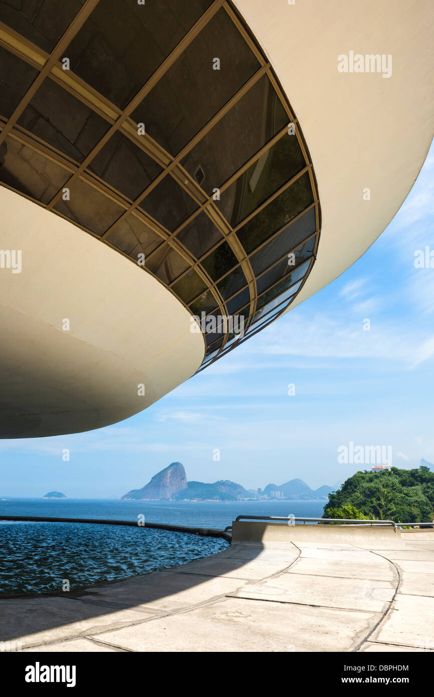 Niemeyer Museo delle Arti Contemporanee e vista sul Pan di Zucchero e la baia di Guanabara, Niteroi, Rio de Janeiro, Brasile, Sud America Foto Stock